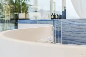 블루 마블과 화이트가 만나는 뷰티샵 세면대